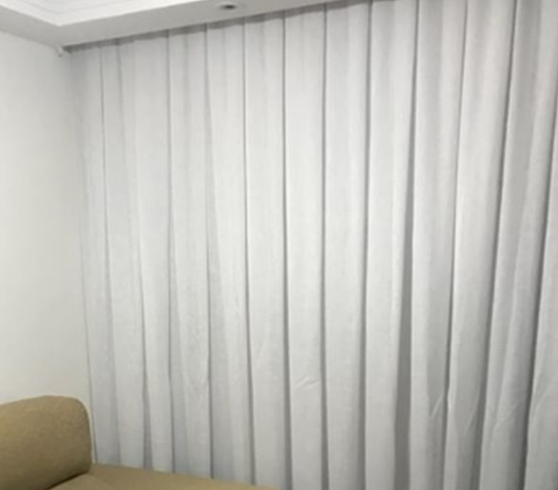 Cortina blackout bege em tecido franzido